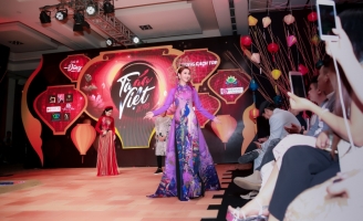 Chi Nguyễn kiêu sa trong tà áo dài truyền thống trên sàn diễn