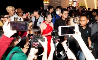 Chi Pu nổi bật trong ngày ra mắt phim điện ảnh 