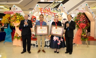 Chính thức xác lập kỷ lục Việt Nam cho cây thông được làm từ 6000 hộp mô hình