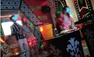 Chồng đi họp lớp đăng ảnh ôm tình cũ lên facebook, vợ không ghen còn 