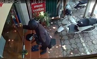 Chủ cửa hàng điện thoại sợ hãi kể lại giây phút đối mặt với kẻ ăn xin mặt đen 