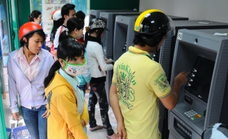 Chủ thẻ ngân hàng giữa muôn trùng phí