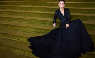 Chương Tử Di khoe khí chất minh tinh trong thiết kế của Nguyễn Công Trí tại The Gold House Gala Awar