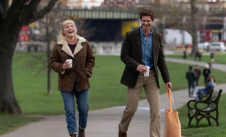  Chuyện tình của Andrew Garfield và Florence Pugh mở màn ấn tượng