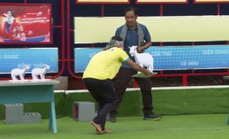 Chuyến xe nhân ái: hai trụ cột nghèo bước qua thử thách để giành vốn nuôi ước mơ