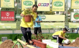 Chuyến Xe Nhân Ái: Người đàn ông hơn 50 tuổi kiếm tiền chữa bệnh cho vợ tật nguyền