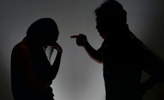 Cô dâu Việt ở Singapore: Bị chồng đánh đập nhưng không dám ly hôn