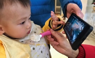 Con cận thị 1 đi ốp lúc 1 tuổi chỉ vì bố mẹ đã làm sai điều này