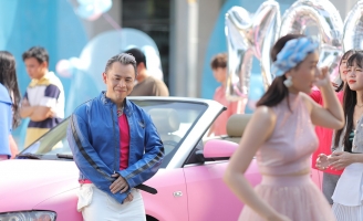 Cùng với chiếc xe hồng “chanh xả” quen thuộc, Binz hé lộ loạt ảnh trong MV mới 