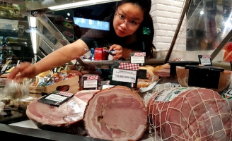 Đặc sản ngoại chen chân vào tết Việt