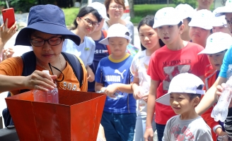 Đại biểu SSEAYP cùng nhau thực hiện chương trình “Nghệ Thuật Từ Nhựa” 