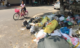 Dân chặn xe môi trường, cả thị xã Sơn Tây ngập rác
