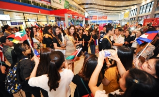 Dàn Miss Grand International 2017 gây 'náo loạn' sân bay Quảng Bình