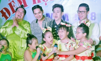 Dàn mỹ nam hội ngộ phát quà cho trẻ em nghèo nhân dịp Trung thu 