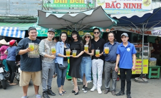 Dàn nghệ sĩ nổi tiếng bất ngờ ghé thăm Trung Tâm Bảo trợ xã hội Tiền Giang