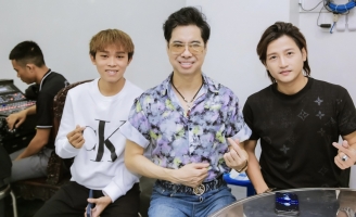 Dàn nghệ sĩ tập luyện liveshow tại nhà Ngọc Sơn