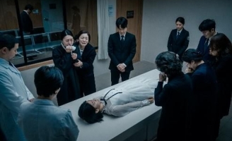 Dân tổ bán đảo lee re bị quỷ chiếm xác, đóng hòm chờ chôn trong phim 