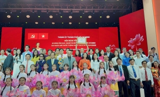 Đan Trường nhận Bằng khen của UBND TP.HCM trước thềm liveshow “Dấu ấn thanh xuân”