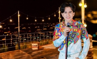 Đan Trường tung liên khúc 'Vầng trăng đêm trôi - Tâm hồn xao động' với phong cách Acoustic