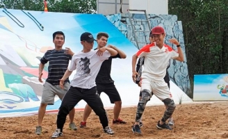 Dancer Quang Đăng lần đầu trải nghiệm nhảy trên cát