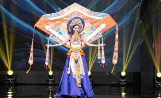 Đặng Hoàng Tâm Như kiêu sa trong thiết kế lấy cảm hứng từ Pháp lam Huế