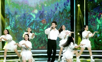 Danh ca Ngọc Ánh mê mẩn nụ cười tỏa nắng của Đức Trí