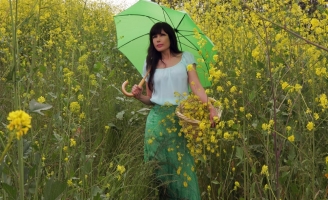 Danh ca Nhật Hạ ra mắt cùng lúc 2 MV