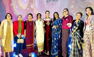 Đạo diễn Mai Thu Huyền và diễn viên Cao Thái Hà xinh đẹp tại Ấn Độ