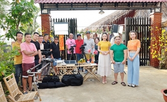 Đạo diễn Quyền Lộc cho bấm máy phim Tết 'Về Nhà Ăn Tết Đi Con'