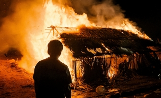 Đạo diễn Vũ Thành Vinh tự xây và đốt luôn căn nhà chứa muối thật 