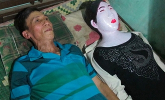 Đào mộ lấy xác vợ về nhà ôm ấp suốt 16 năm