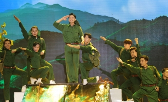 Dấu Ấn Việt: Dương Quốc Hưng - Miha tái hiện nhạc phẩm Đất Nước lấy nước mắt đàn chị Đông Đào