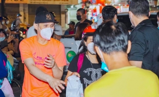 Đầu năm, Nguyên Vũ đi xe máy trao quà cho người lang thang, cơ nhỡ