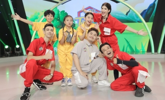 Đấu Trường Tài Năng: Hoàng Phi quỳ gối van xin đội trưởng “Tí Hon” ngay trước trận đấu vì lý do này