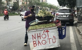 Đẩy xe nhót xanh bán dọc đường, tiểu thương kiếm tiền triệu mỗi ngày