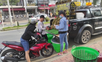 Đem xe tiền tỷ đi bán sầu rong, lời 2 triệu/ngày