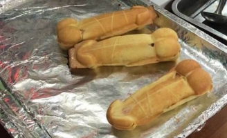 Dẹp bỏ loại bánh giống ‘của quý’ khỏi lễ hội bánh dân gian