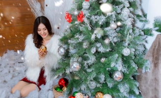 Di Khả Hân khoe sắc rạng ngời trong bộ ảnh chào đón giáng sinh