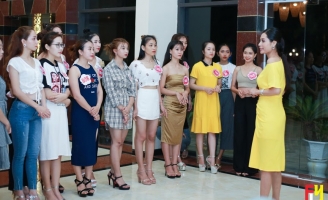 Di Khả Hân tận tình hướng dẫn 24 thí sinh đi catwalk