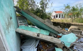 Đi tránh bão Noru về, đôi vợ chồng già thảng thốt nhìn ngôi nhà bị đổ sập