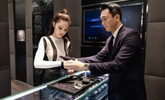 Diện set đồ 700 triệu, Jolie Nguyễn đọ dáng cùng hoa hậu Kỳ Duyên