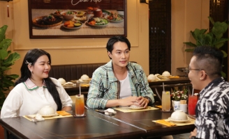 Diễn viên Bảo Trung thích thú với bữa đại tiệc tại 