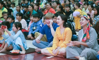 Diễn viên - ca sỹ Cao Mỹ Kim giản dị đi từ thiện