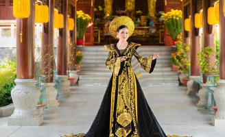 Diễn viên Ôn Bích Hằng lung linh trong tà dài mừng đại lễ 