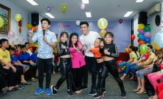 Đình Toàn cùng dàn Tiếu Lâm Tứ Trụ Nhí giao lưu trẻ em mồ côi