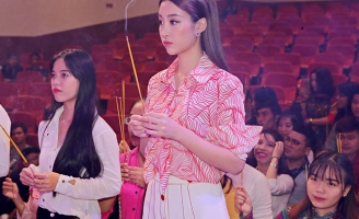 Đỗ Mỹ Linh hội ngộ 'đàn chị' Trịnh Kim Chi trong lễ cúng Tổ nghề