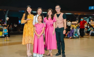 Đông đảo người hâm mộ đến sân bay tiễn ba đại diện Việt Nam đi thi Quốc tế