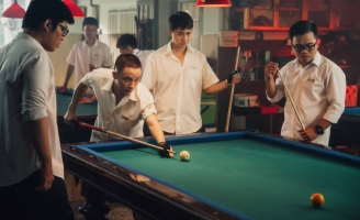 Đột nhập hậu trường “cưa sừng làm nghé” của Trúc Nhân trong MV Lớn rồi còn khóc nhè