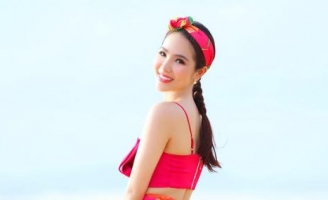 Dương Kim Ánh hờ hững khoe vòng 1 quyến rũ