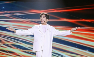 Dương Thanh Vàng “biến hóa khôn lường” trên sân khấu Én Vàng Nghệ Sĩ 2024 